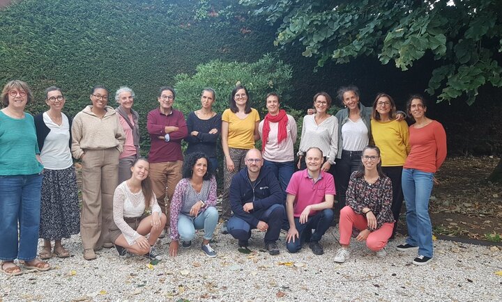 collectif cap Climat, Alexandre le Président en rose 1er rang, Tiphaine debout en jaune, 2ème personne en partant de la droite