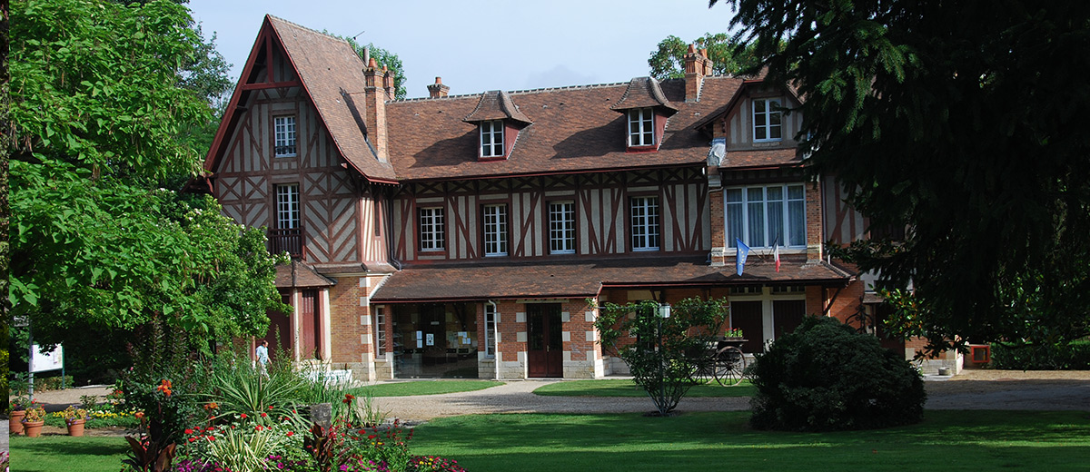 Le Château de la Pie devient la mairie de Saint-Hilaire en 1978 Le Château de la Pie devient la mairie de Saint-Hilaire en 1978